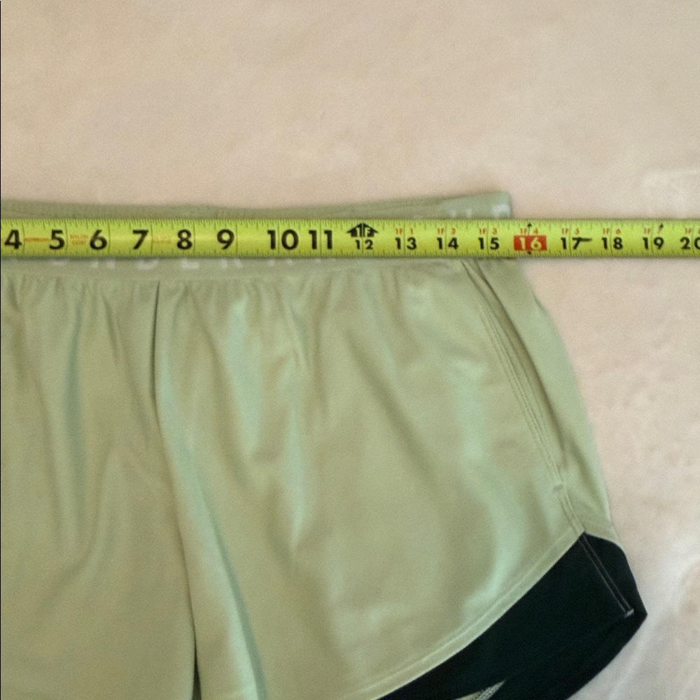 Under Armour Women's Light Green Athletic Shorts L pockets EUC two tone - Picture 4 of 8